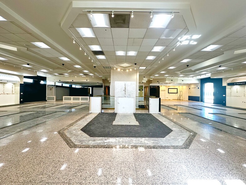 More Photos Of 12640 Riverside Dr, Valley Village Storefront Retail Office For Sale