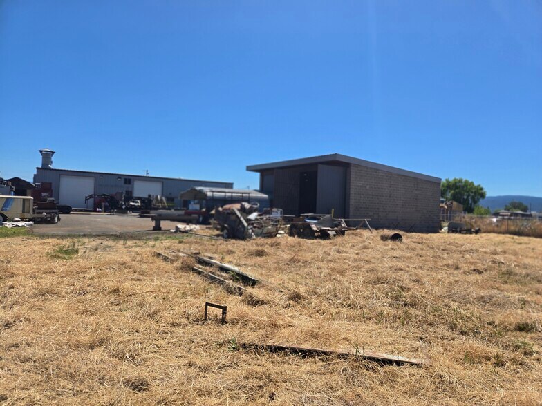 More Photos Of 1343 E Justice Rd, Central Point Warehouse For Sale