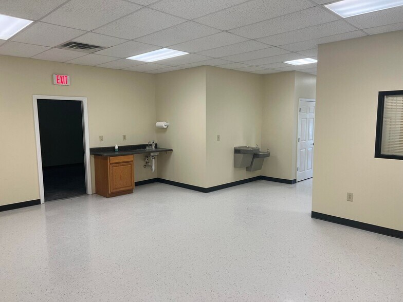 More Photos Of 250 Ram Blvd, Midway Warehouse For Lease