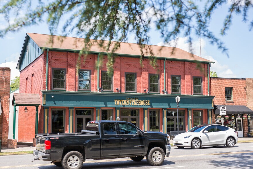 More Photos Of 130 W Trade St, Dallas General Retail For Lease