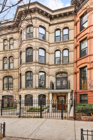 More Photos Of 812 N Dearborn St, Chicago Office For Sale