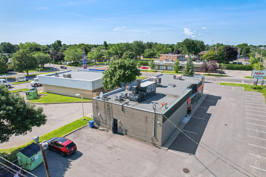 More Photos Of 80-90 Rue Quévillon, Varennes Convenience Store For Sale