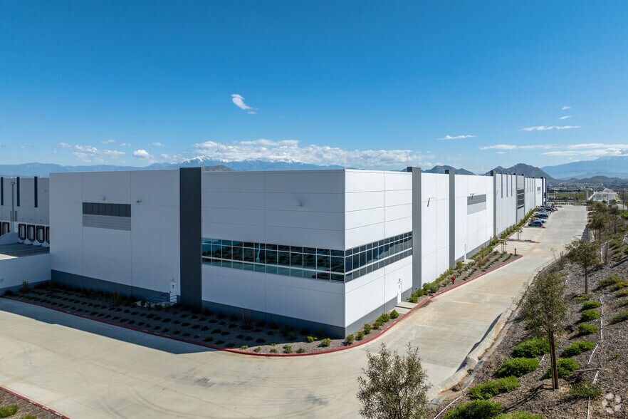 More Photos Of 23550 Placentia Ave, Perris Distribution For Lease