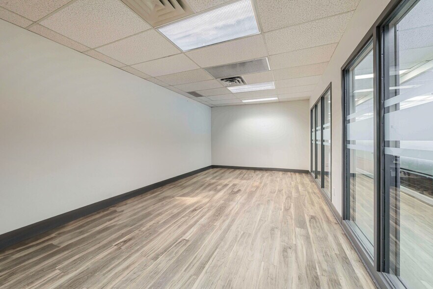 More Photos Of 50 Rue de Lauzon, Boucherville Flex For Lease