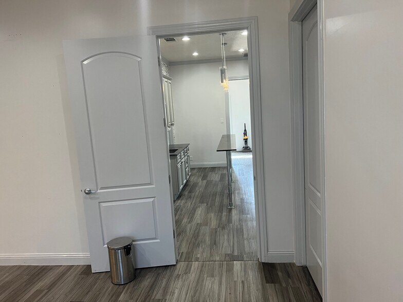More Photos Of 15402 Dexler Dr, Austin Showroom For Lease