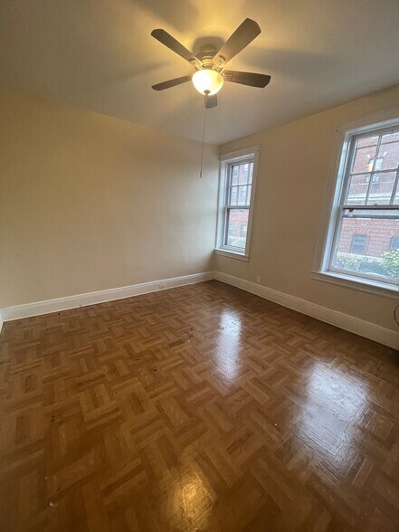 More Photos Of 4504 Parsons Blvd, Flushing Fast Food For Lease