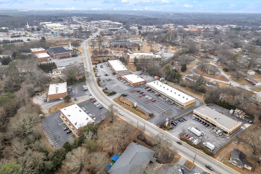 More Photos Of 110 E Butler Rd, Mauldin Storefront For Sale