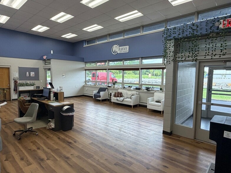 More Photos Of 2250 Pennsylvania Ave, Madison Veterinarian Kennel For Sale