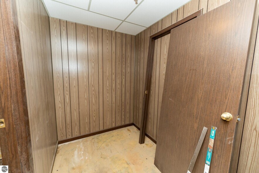 More Photos Of 910 Industrial Dr, Mount Pleasant Warehouse For Sale