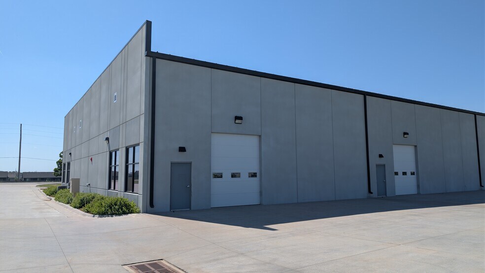 More Photos Of 5220 N Webb Rd, Bel Aire Industrial For Lease