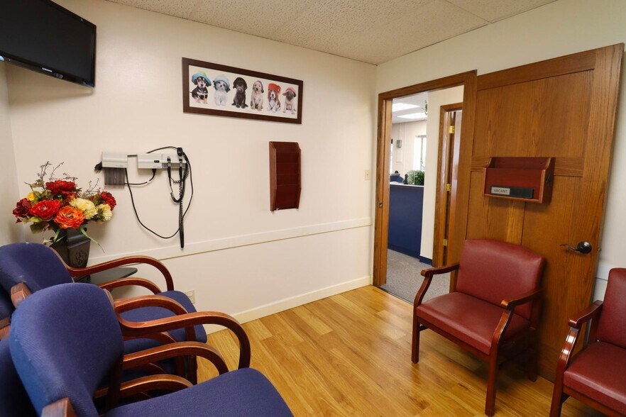 More Photos Of 414 Lincolnway, La Porte Office For Sale