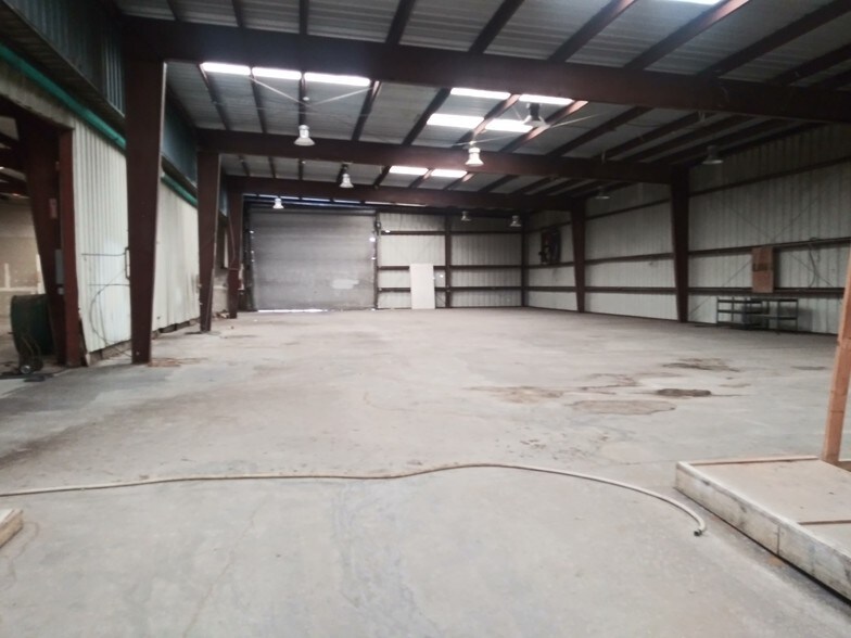 More Photos Of 5017 N Coolidge Dr, Tampa Warehouse For Lease