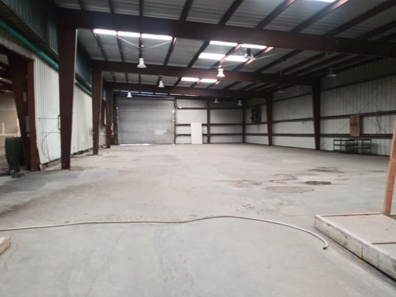 More Photos Of 5017 N Coolidge Dr, Tampa Warehouse For Sale