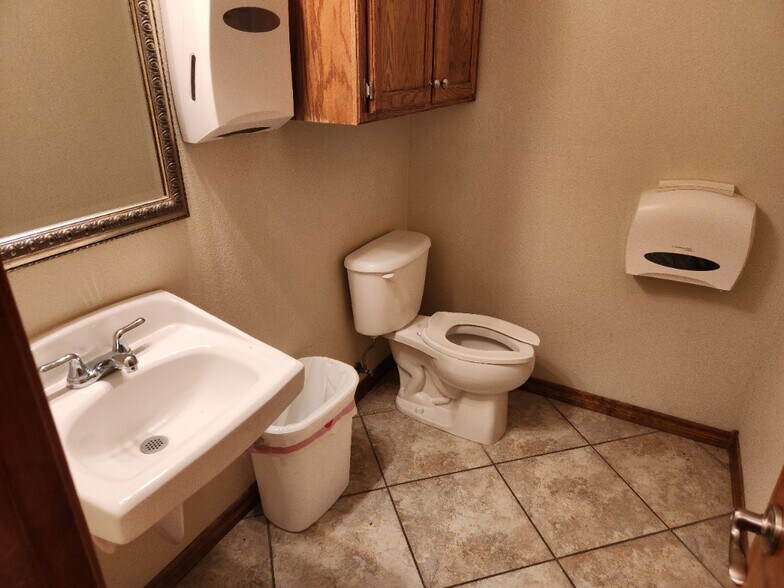 More Photos Of 1152 NW Cache Rd, Lawton Office For Lease