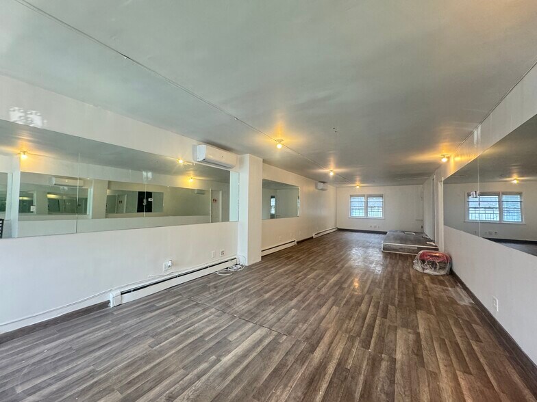 More Photos Of 9609 40th Rd, Corona Multifamily For Lease