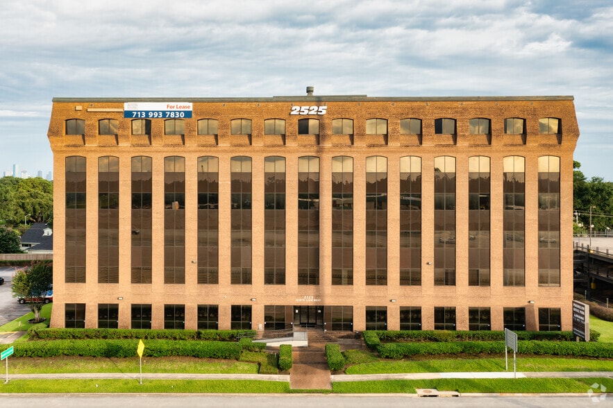 More Photos Of 2525 N Loop Fwy W, Houston Office For Lease