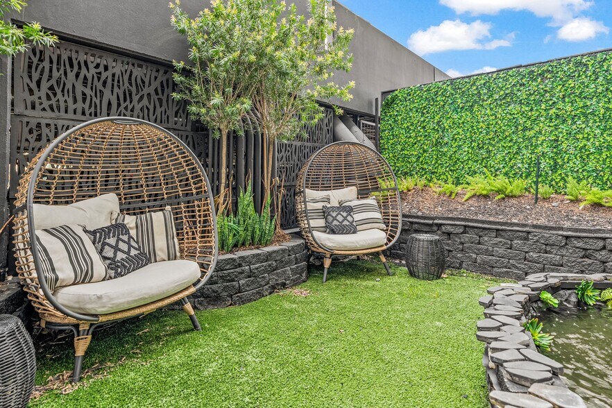 More Photos Of 2550 N Loop Fwy W, Houston Office For Lease