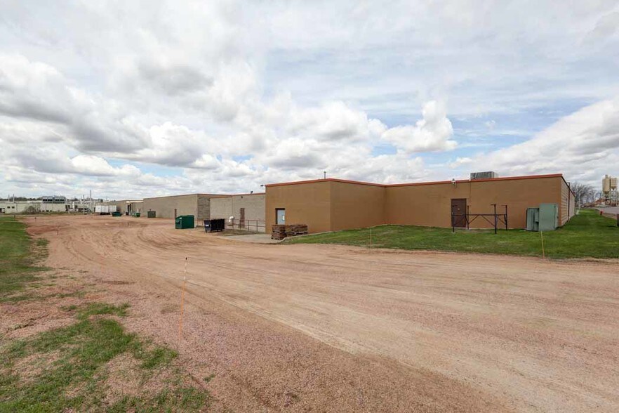 More Photos Of 1011-1013 E Spruce St, Abbotsford Storefront Retail Office For Lease