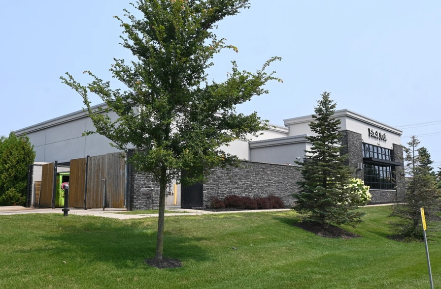 More Photos Of 1015 N Irish Rd, Davison Restaurant For Sale