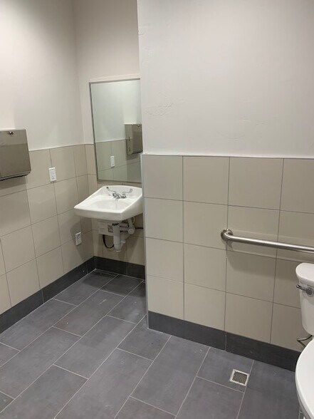 More Photos Of 1741 N Highway 377, Roanoke Showroom For Lease