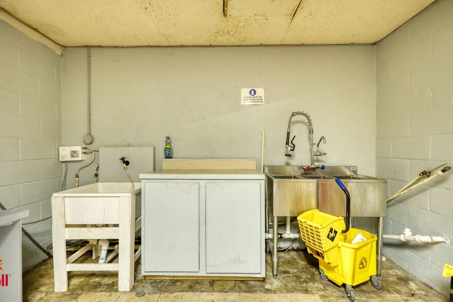 More Photos Of 247 Cannon Dr, Social Circle Restaurant For Sale