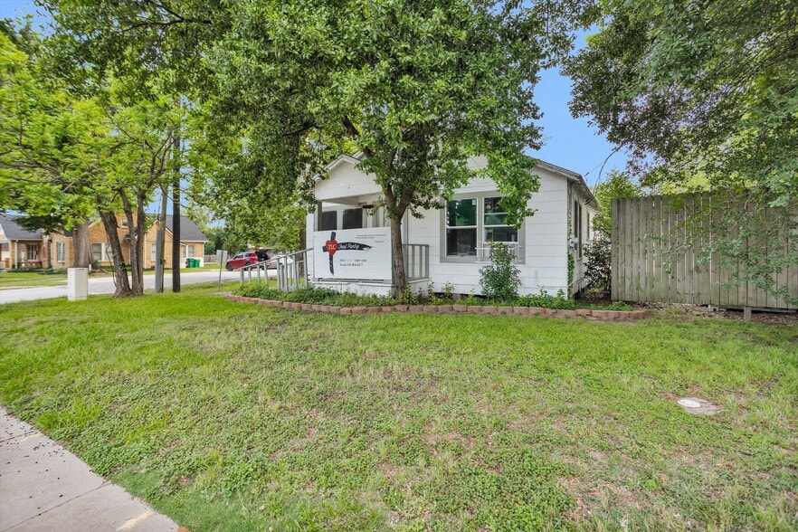 More Photos Of 108 W Montgomery St, Willis Flex For Sale