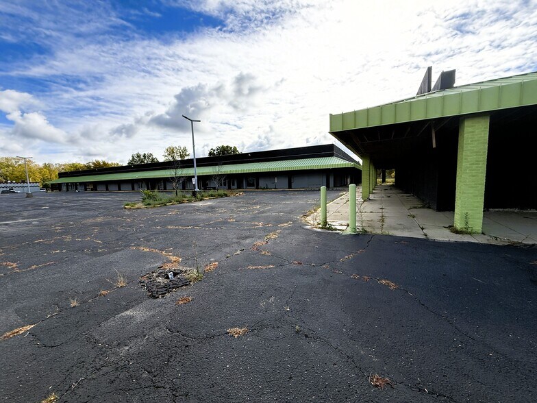 More Photos Of 3402 Richfield Rd, Flint Freestanding For Lease