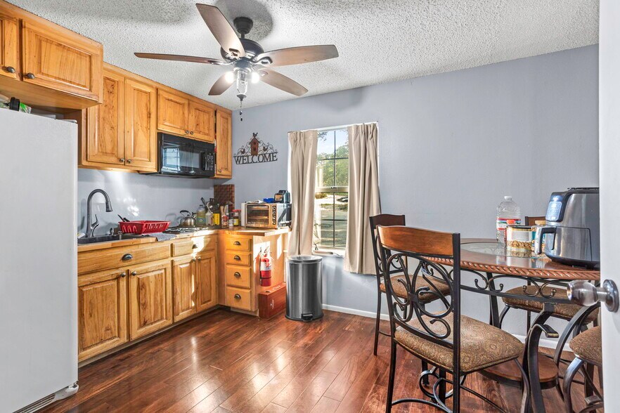 More Photos Of 16415 S Access Rd, Canyon Lake Showroom For Sale