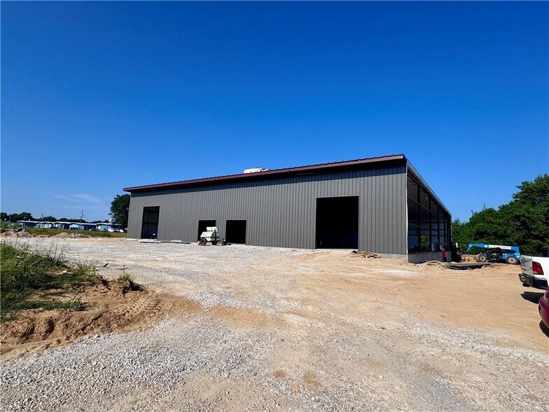 More Photos Of 760 Angela St, Springdale Flex For Lease