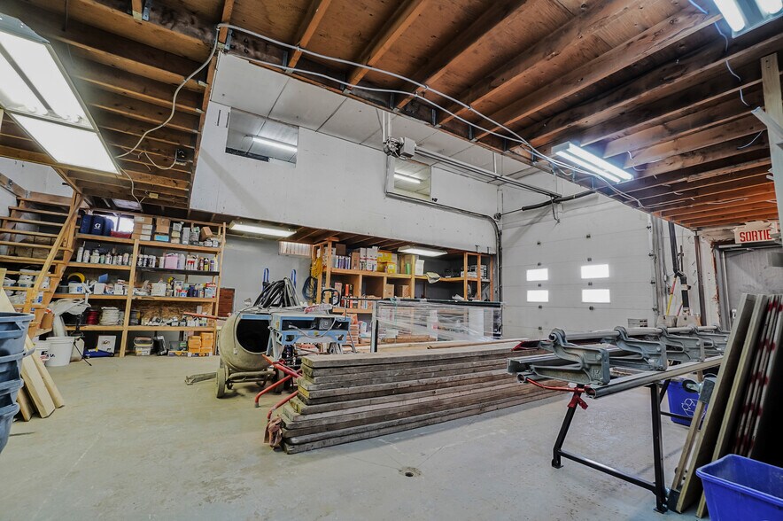 More Photos Of 1335 Boul Sainte-Foy, Longueuil Freestanding For Sale