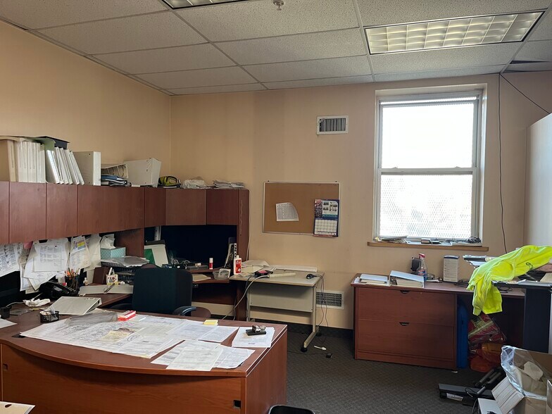 More Photos Of 100 Hinsdale St, Brooklyn Warehouse For Lease