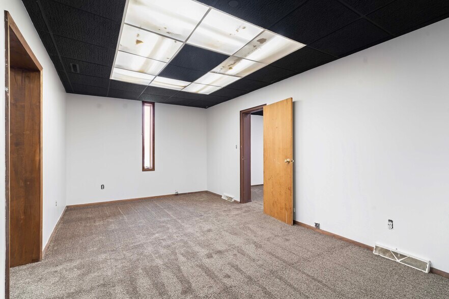 More Photos Of 15 S Worthington St, Youngstown Warehouse For Sale