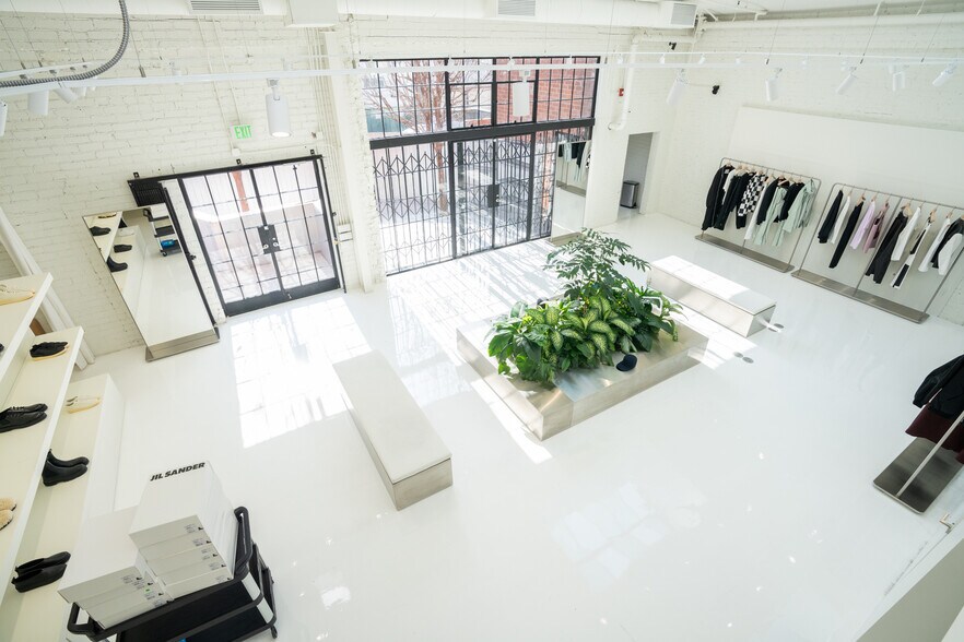 More Photos Of 9970 Santa Monica Blvd, Beverly Hills Storefront For Lease