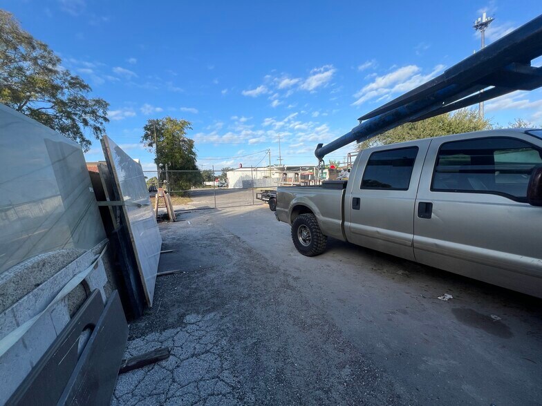 More Photos Of 7704 W Hillsborough Ave, Tampa Warehouse For Lease