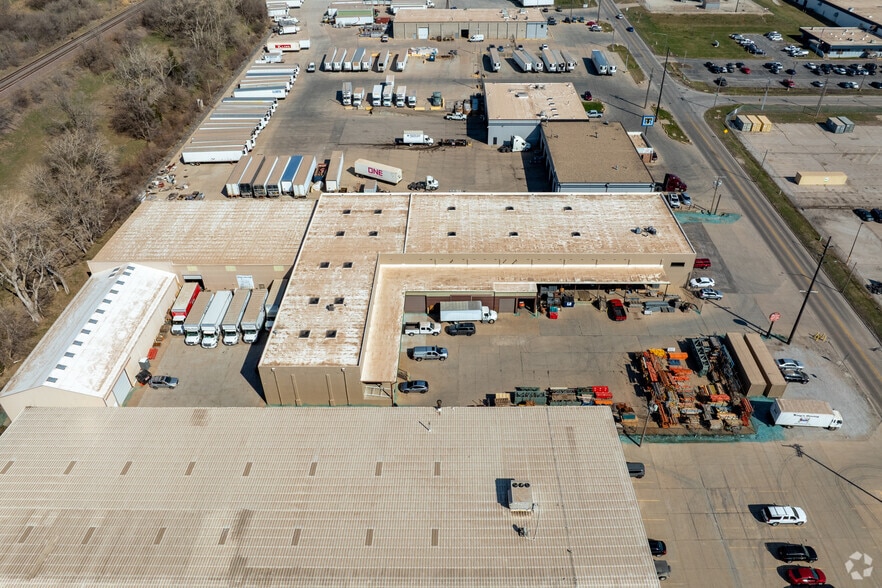 More Photos Of 7530-7534 F St, Omaha Warehouse For Lease