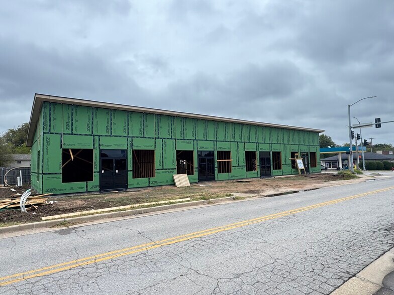 More Photos Of 607 W Gray St, Norman General Retail For Lease