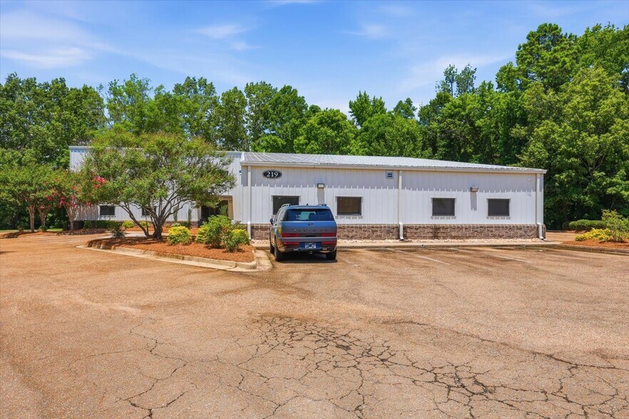 More Photos Of 219 Industrial Dr, Ridgeland Office For Lease