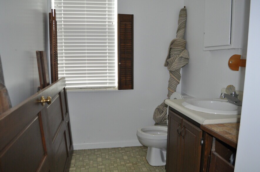 More Photos Of 414 Wharf St, Loudon Office For Sale