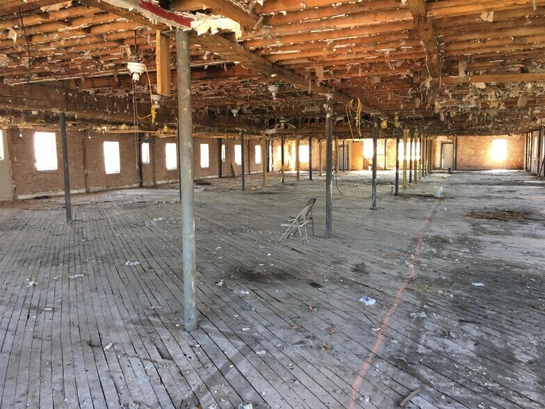 More Photos Of 1 Public Square Red Boiling Springs Sq, Lafayette Flex For Sale