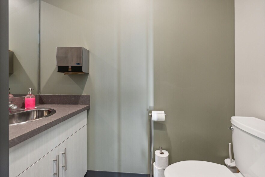 More Photos Of 7005 Fairmount Dr SE, Calgary Medical For Sale