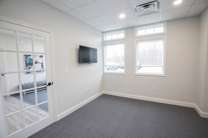 More Photos Of 1011 Osgood St, North Andover Storefront Retail Office For Lease