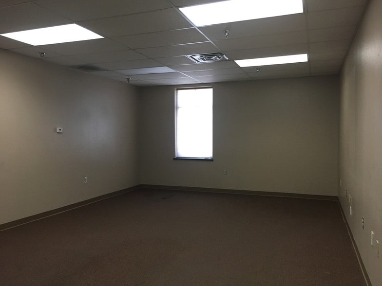 More Photos Of 1450 Candelaria Rd NE, Albuquerque Warehouse For Lease