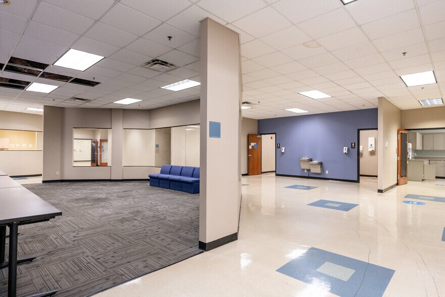 More Photos Of 2700-2718 River Green Cir, Louisville Unknown For Lease