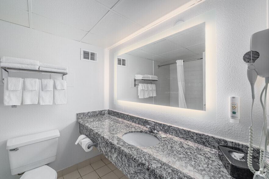 More Photos Of 101 128th St SE, Everett Hotel For Sale