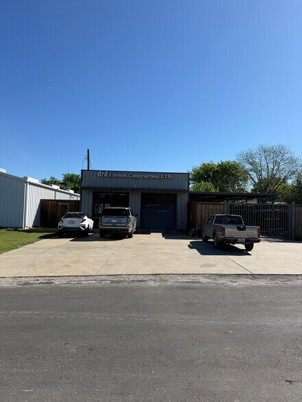 More Photos Of 504 N Breckenridge St, Ennis Warehouse For Sale