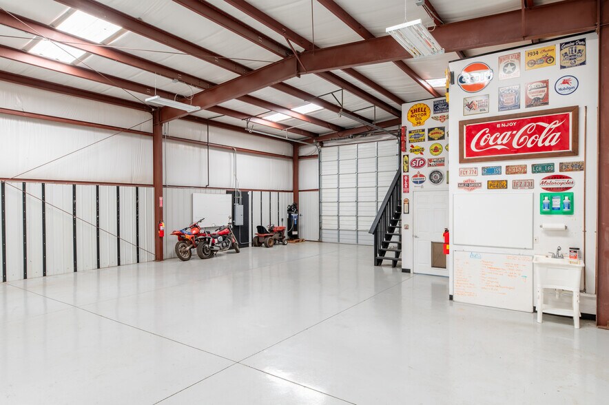 More Photos Of 70 N Gwinnett St, Buford Showroom For Sale