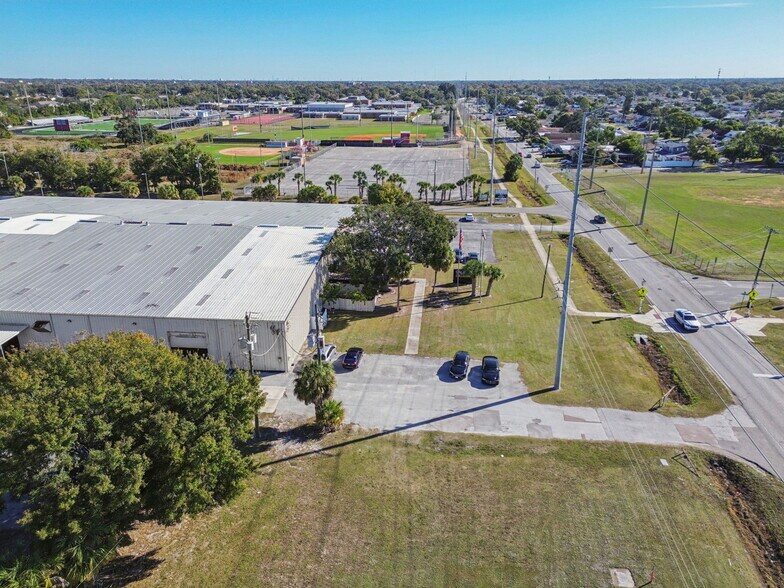 More Photos Of 4811 W Sligh Ave, Tampa Warehouse For Lease