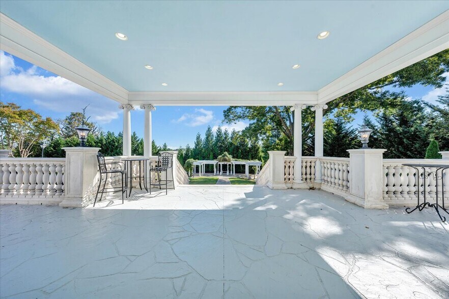 More Photos Of 812 E Main St, Bedford Lodge Meeting Hall For Sale