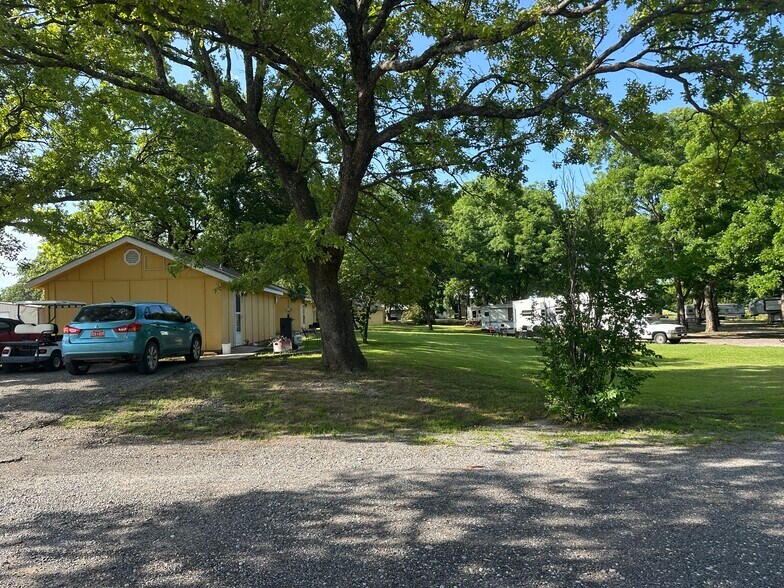 More Photos Of 2116 Highway 77 S, Davis Trailer Camper Park For Sale