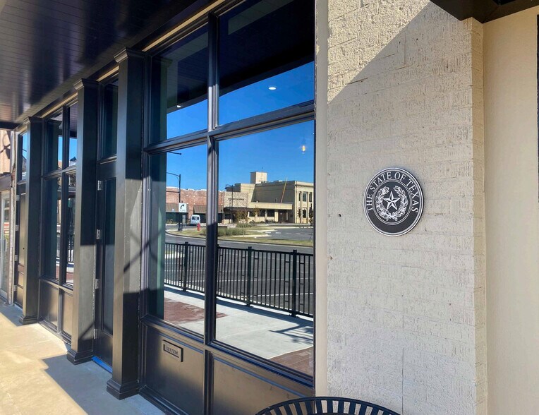 More Photos Of 117 San Augustine St, Center Office Residential For Sale